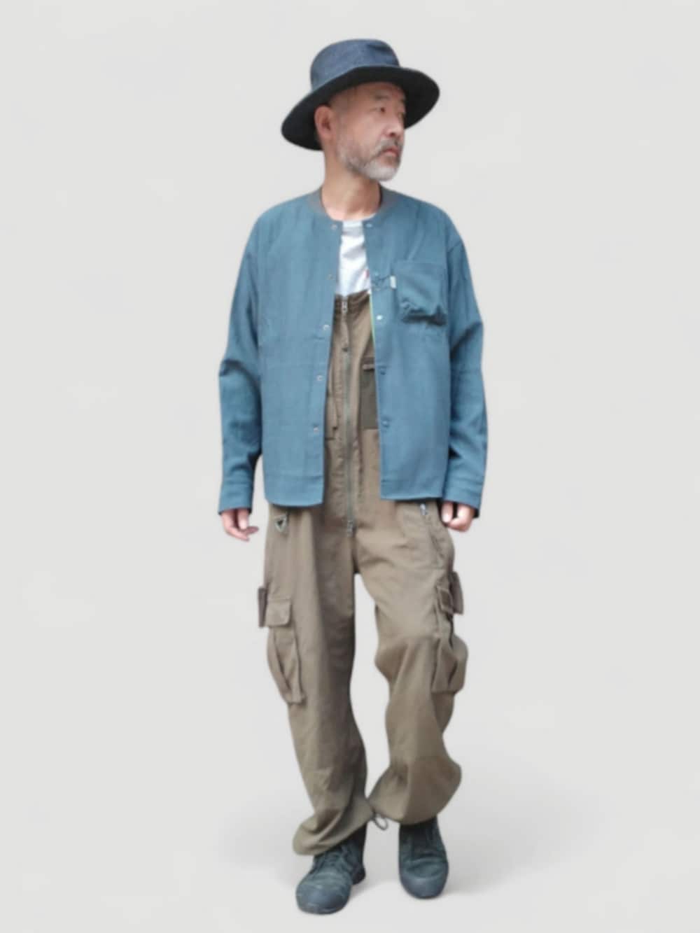 ブラック系のスニーカー、グリーン系のサロペット/オーバーオール、ブルー系のTシャツ/カットソーを着用したメンズの秋コーディネートの4枚目の写真