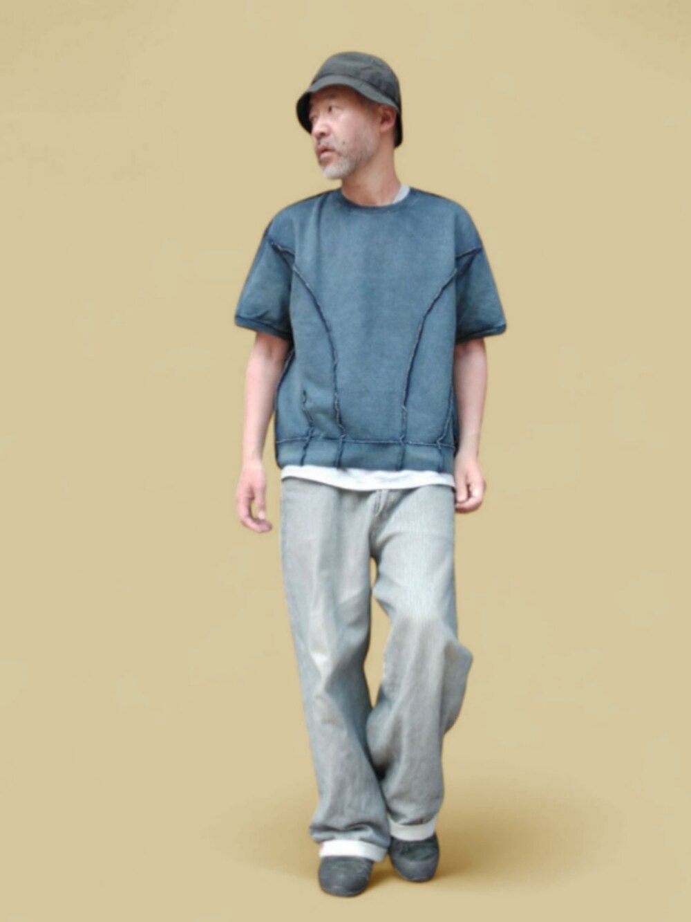 ブルー系のTシャツ/カットソー、グレー系のパンツ、ブラック系のスニーカーを着用したメンズの春コーディネートの2枚目の写真