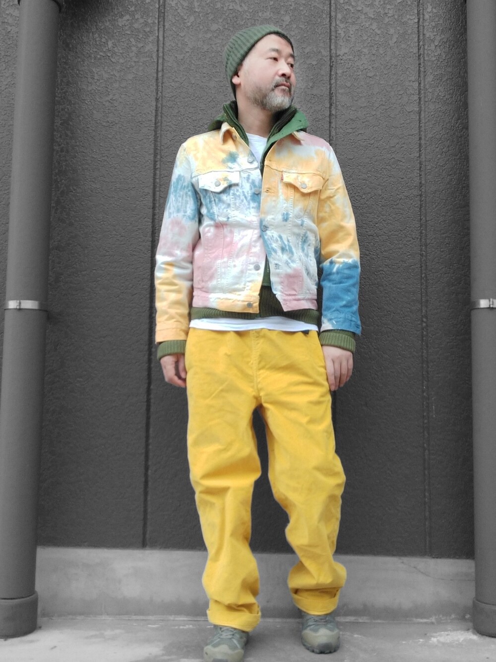 イエロー系のパンツ、その他のデニムジャケット、グリーン系のスニーカーを着用したメンズの冬コーディネートの3枚目の写真
