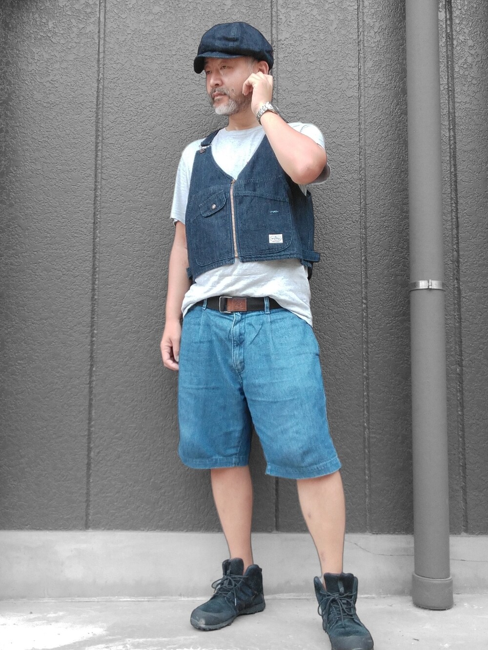 ブルー系のベスト、グレー系のTシャツ/カットソー、ブルー系のその他パンツを着用したメンズの夏コーディネートの4枚目の写真