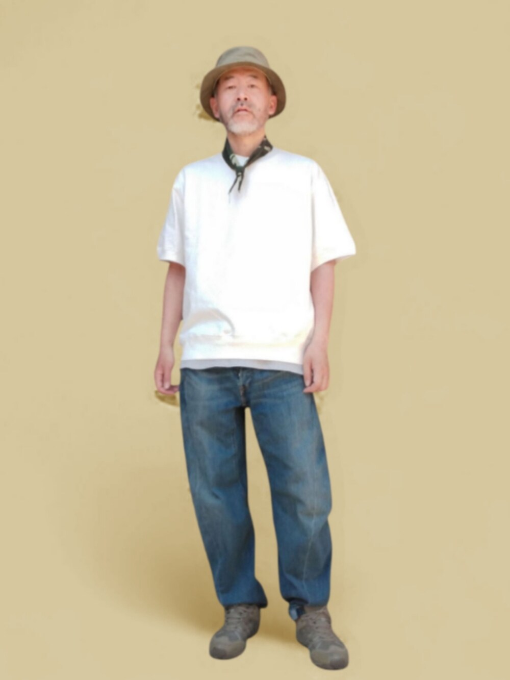 ブルー系のデニムパンツ、ホワイト系のTシャツ/カットソー、グリーン系のハットを着用したメンズの春コーディネートの2枚目の写真