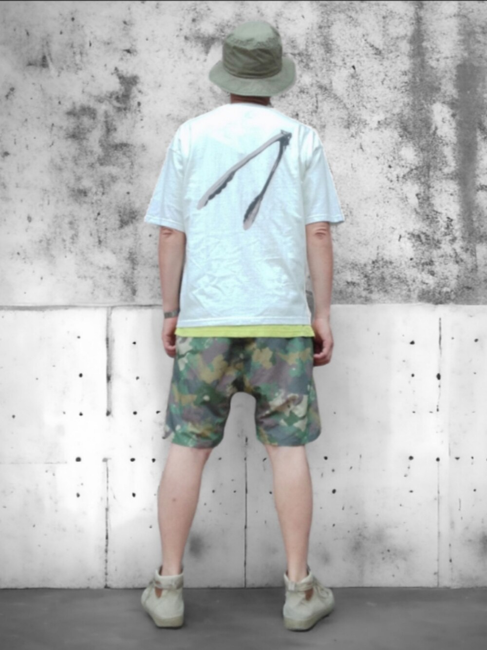 その他のパンツ、ベージュ系のスニーカー、ホワイト系のTシャツ/カットソーを着用したメンズの春コーディネートの5枚目の写真