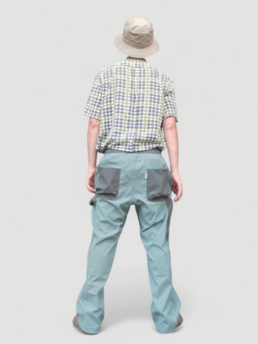 グリーン系のシャツ/ブラウス、グリーン系のパンツ、グリーン系のスニーカーを着用したメンズの秋コーディネートの5枚目の写真