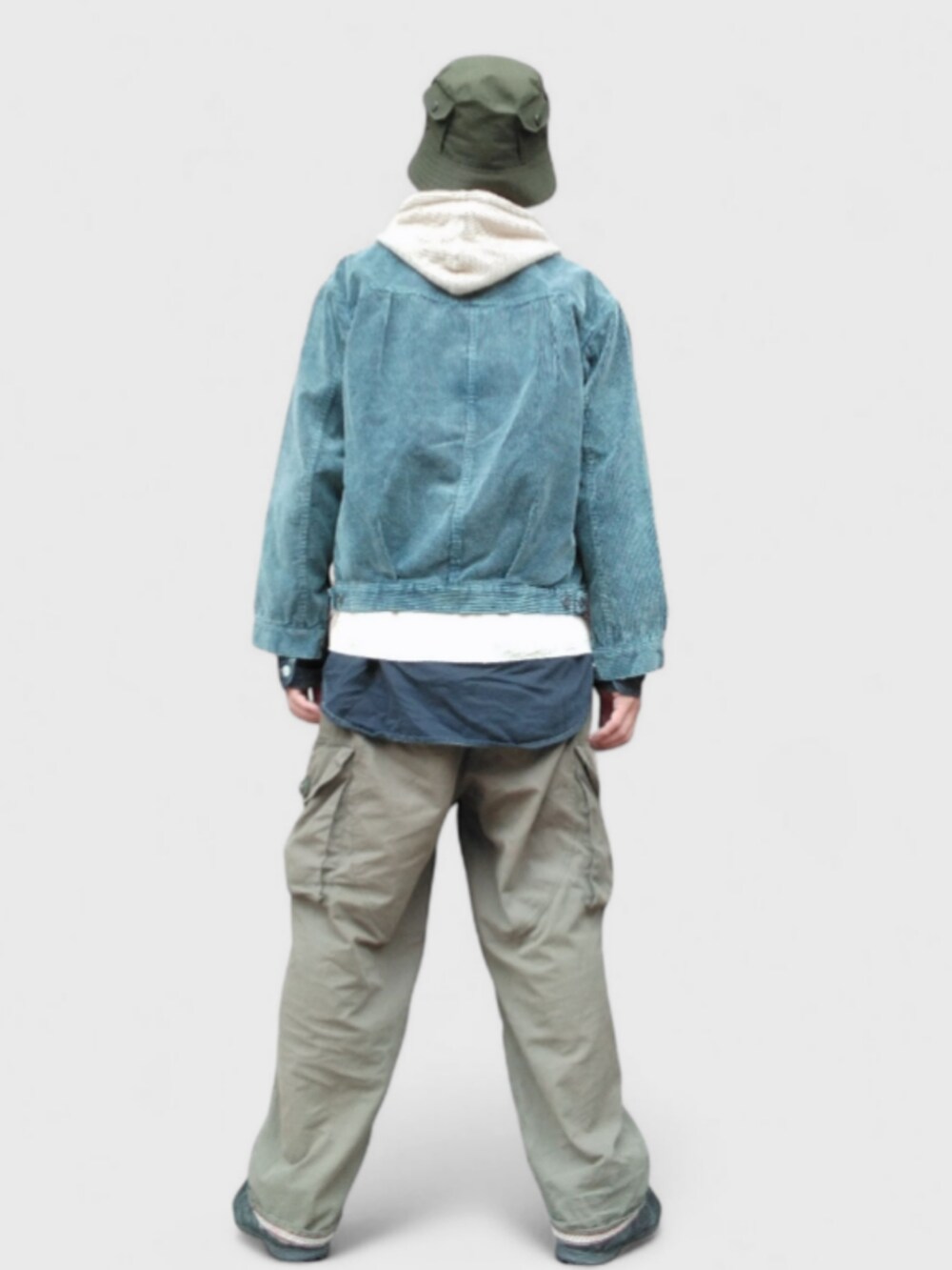 グリーン系のカーゴパンツ、ブラック系のスニーカー、ブルー系のジャケット/アウターを着用したメンズの秋コーディネートの5枚目の写真