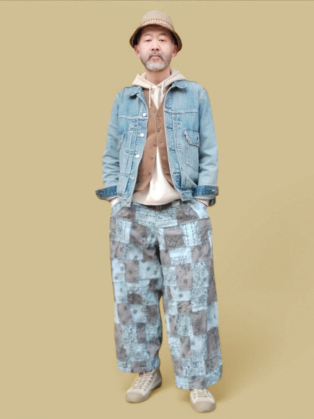 ブルー系のその他パンツ、ベージュ系のスニーカー、ブルー系のデニムジャケットを着用したメンズの冬コーディネートの3枚目の写真