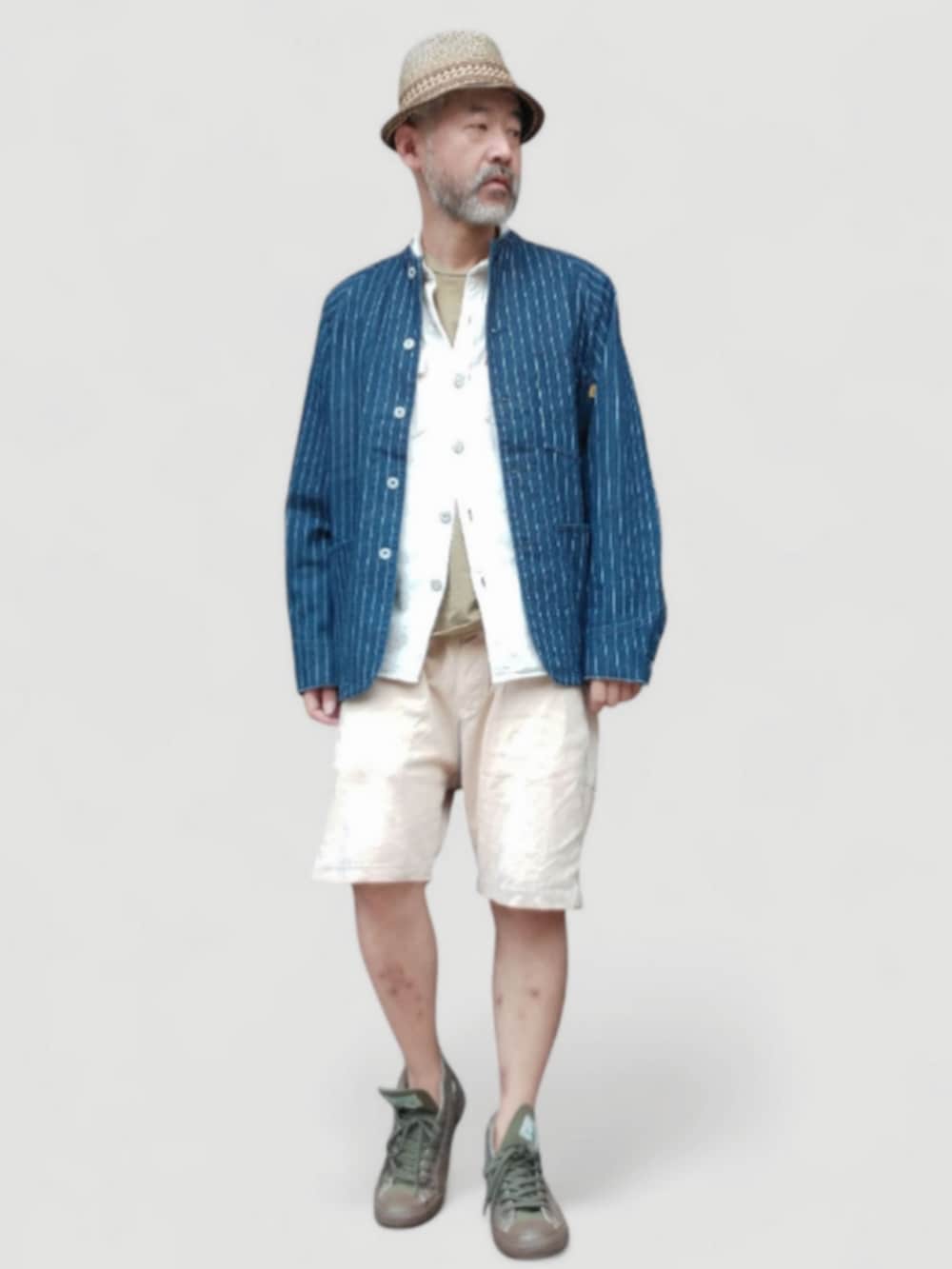 グリーン系のスニーカー、イエロー系のパンツ、ブルー系のジャケット/アウターを着用したメンズの秋コーディネートの2枚目の写真