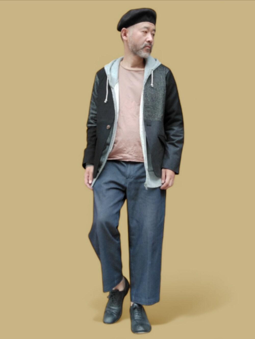 ブルー系のその他パンツ、グレー系のパーカー、ブラウン系のTシャツ/カットソーを着用したメンズの秋コーディネートの3枚目の写真