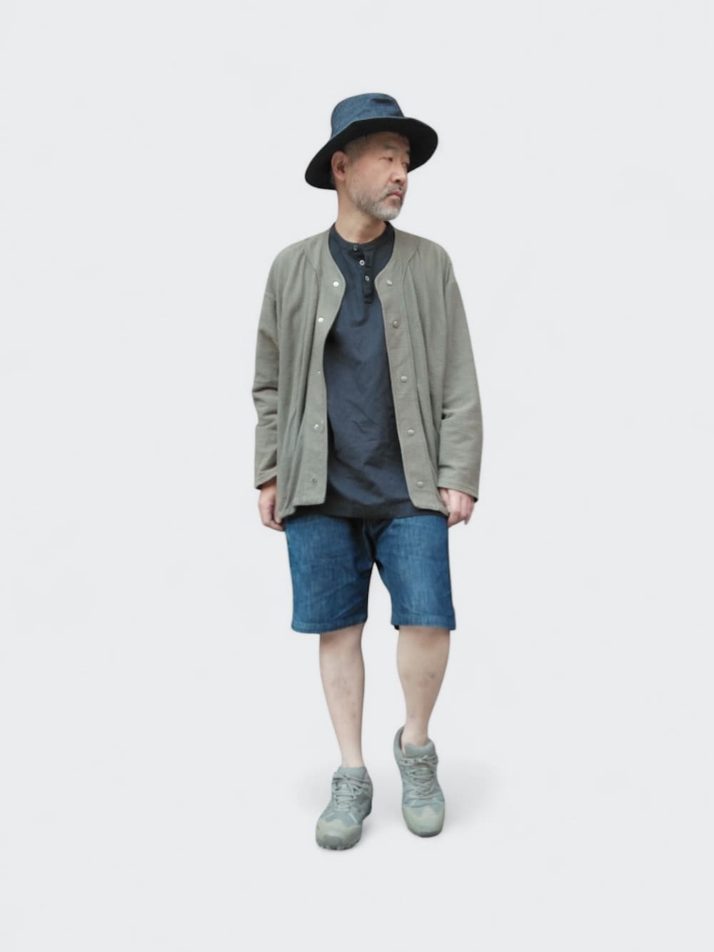 グリーン系のスニーカー、ブルー系のデニムパンツ、ブラック系のシャツ/ブラウスを着用したメンズの春コーディネートの3枚目の写真