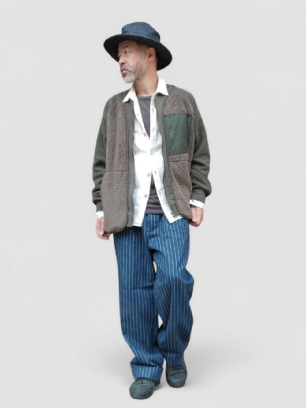 ホワイト系のシャツ/ブラウス、ブルー系のパンツ、ブラック系のスニーカーを着用したメンズの秋コーディネートの4枚目の写真