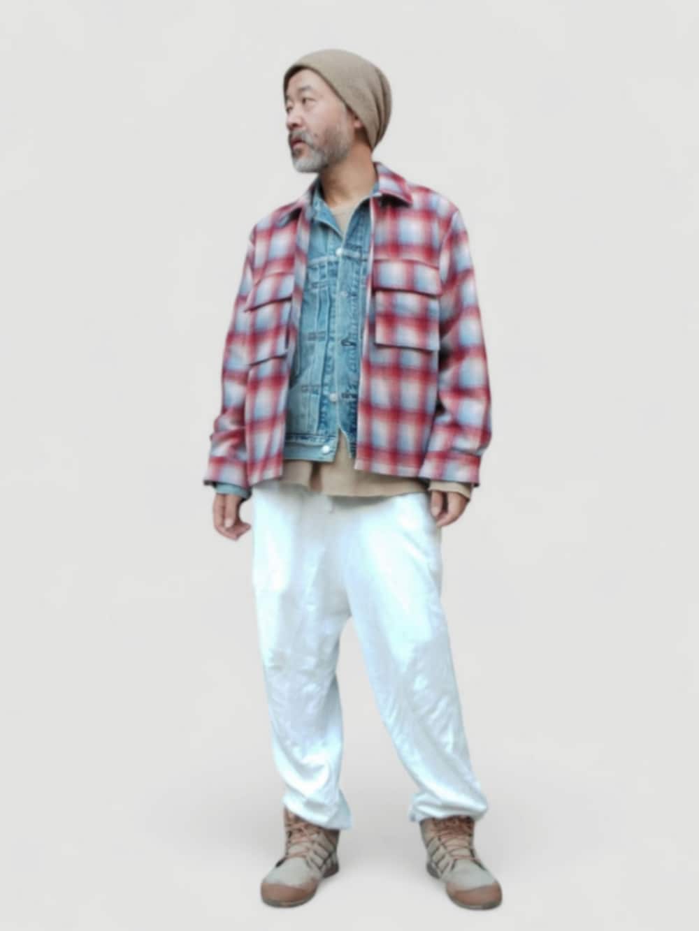 ホワイト系のスウェットパンツ、ベージュ系のスニーカー、ブルー系のデニムジャケットを着用したメンズの秋コーディネートの3枚目の写真