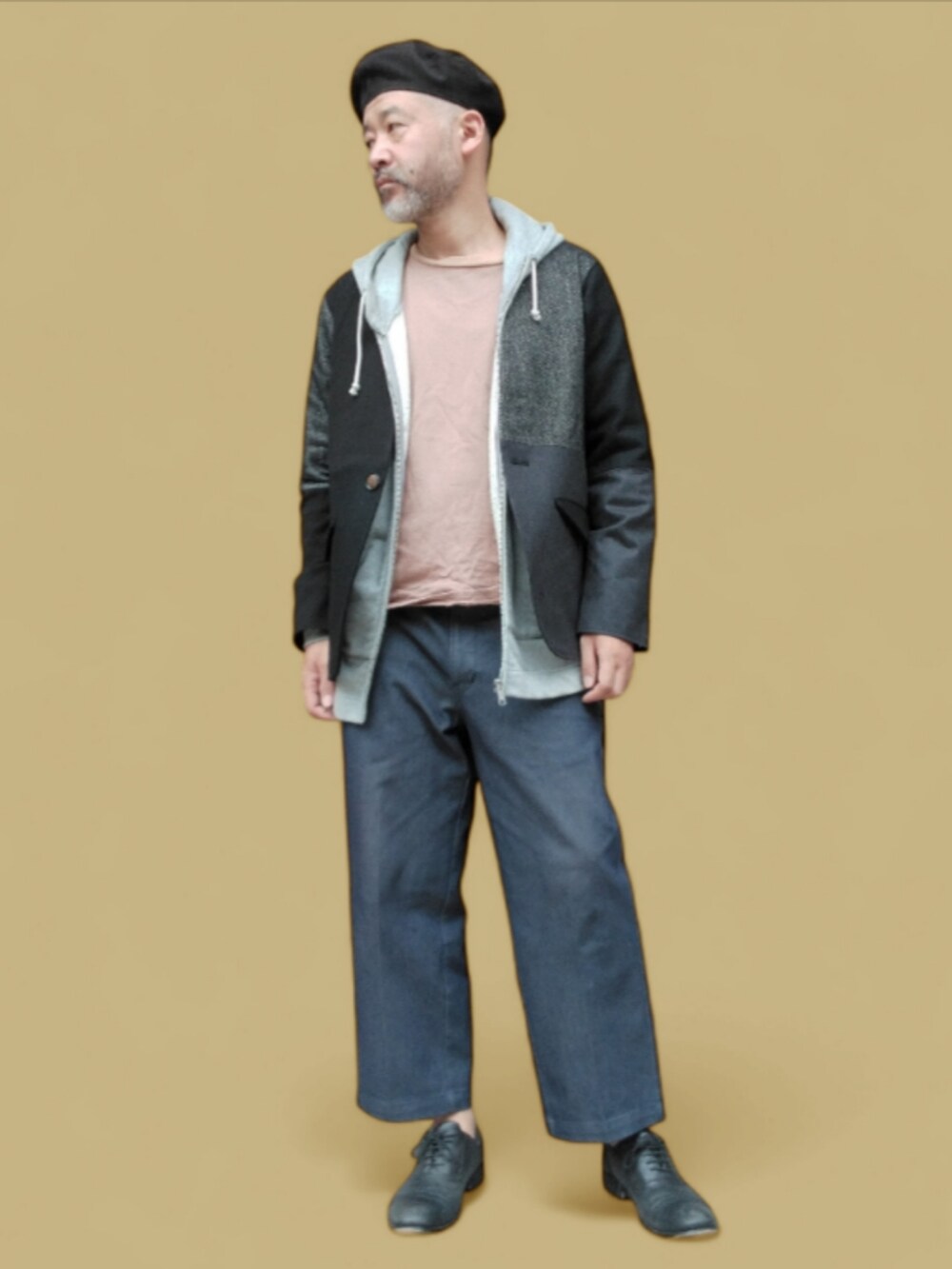 ブルー系のその他パンツ、グレー系のパーカー、ブラウン系のTシャツ/カットソーを着用したメンズの秋コーディネートの2枚目の写真