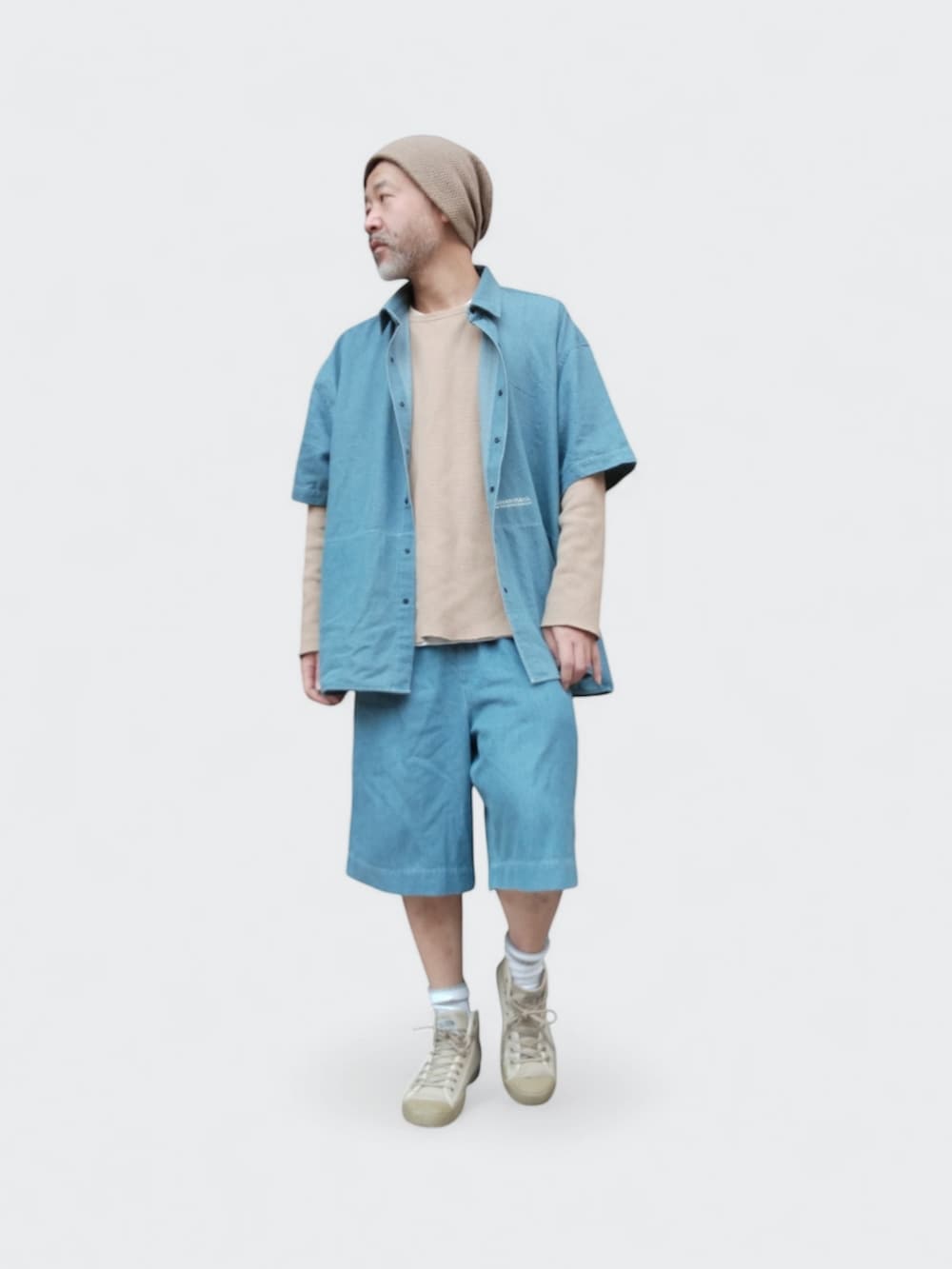 ベージュ系のスニーカー、ブルー系のシャツ/ブラウス、ベージュ系のスウェットを着用したメンズの春コーディネートの2枚目の写真