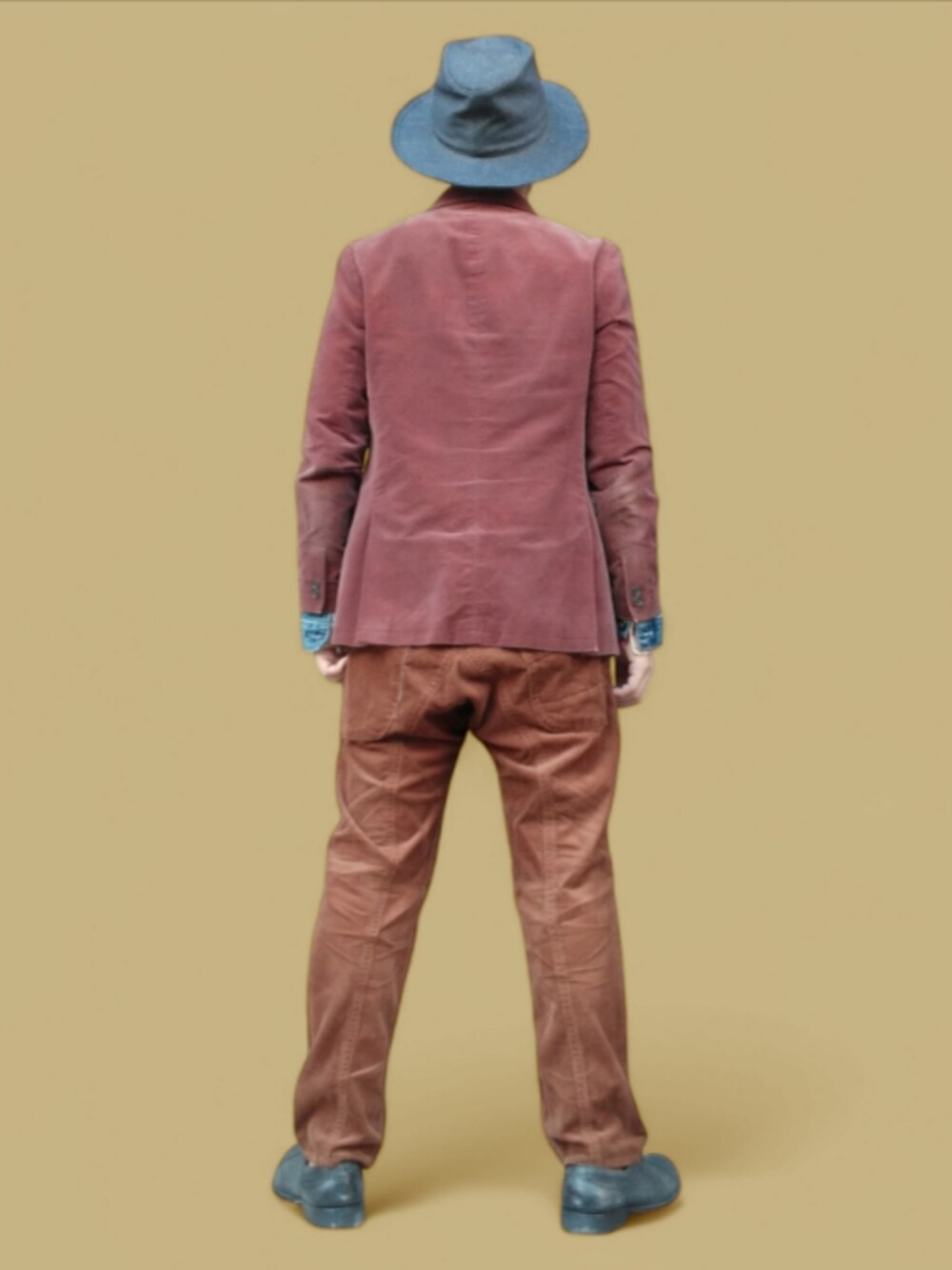 ブルー系のデニムジャケット、レッド系のテーラードジャケット、ブラウン系のパンツを着用したメンズの秋コーディネートの5枚目の写真