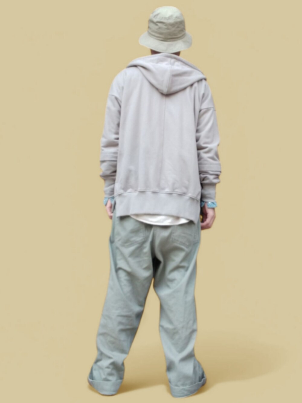 グリーン系のカーゴパンツ、ホワイト系のTシャツ/カットソー、グレー系のパーカーを着用したメンズの春コーディネートの5枚目の写真