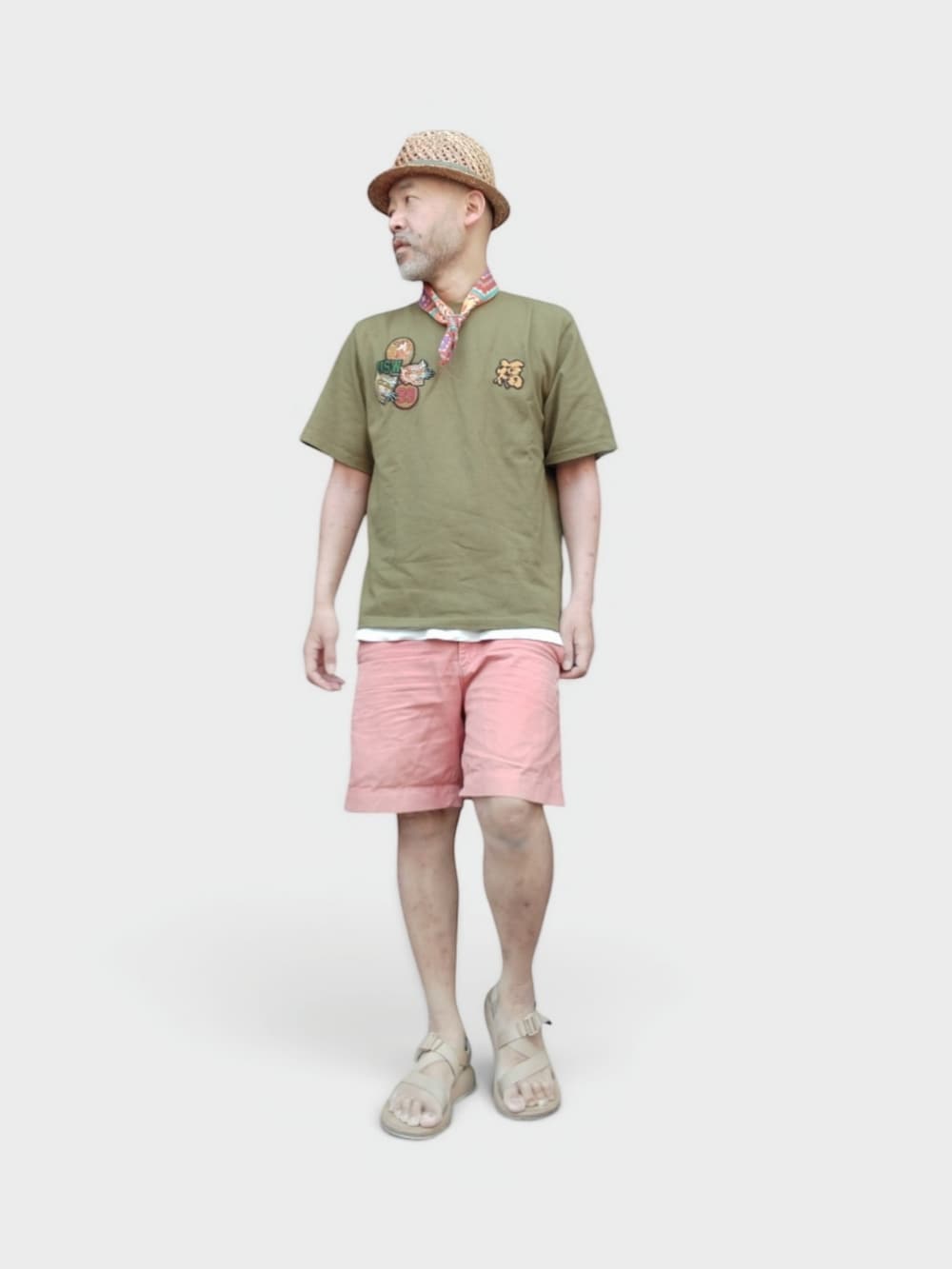 ベージュ系のサンダル、ピンク系のその他パンツ、グリーン系のTシャツ/カットソーを着用したメンズの夏コーディネートの2枚目の写真