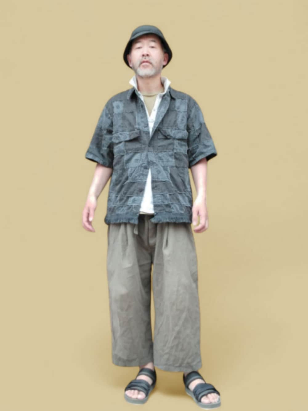 グリーン系のサンダル、グリーン系のその他パンツ、ブラック系のシャツ/ブラウスを着用したメンズの春コーディネートの2枚目の写真