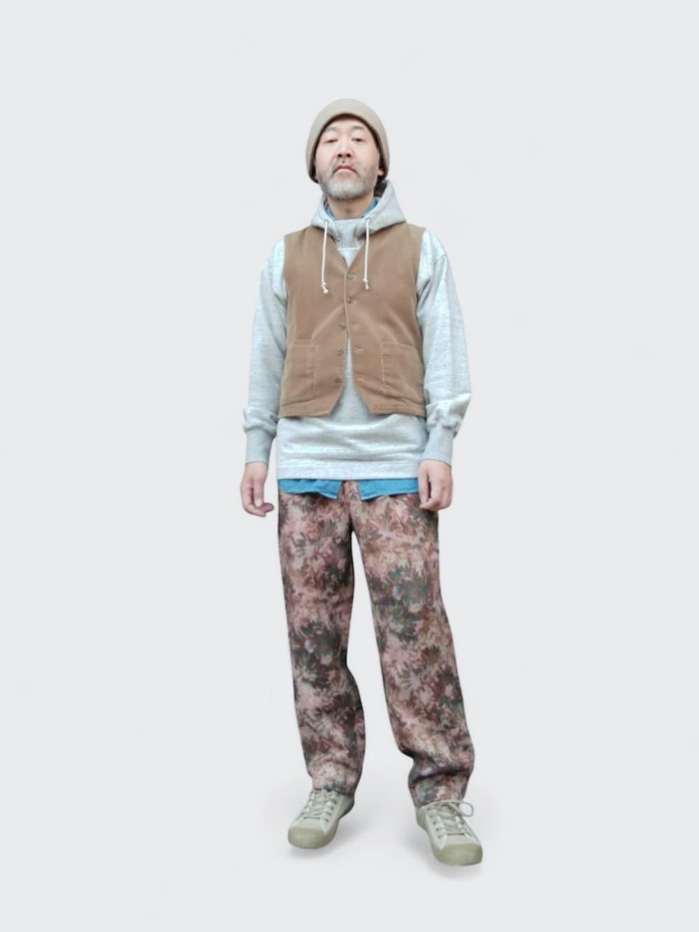 その他のパンツ、ベージュ系のスニーカー、ベージュ系のベストを着用したメンズの冬コーディネートの3枚目の写真