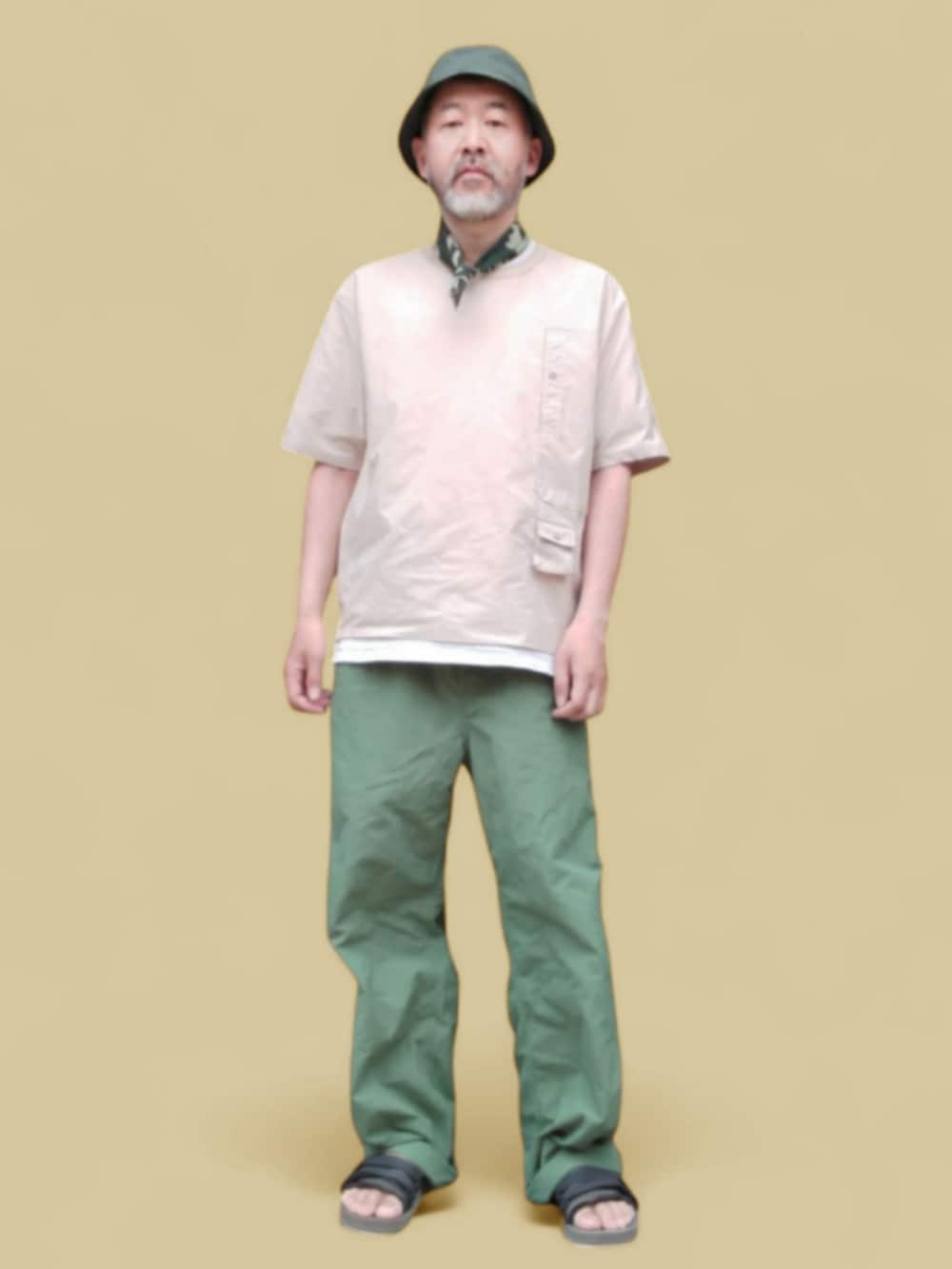 グリーン系のパンツ、グリーン系のサンダル、ベージュ系のその他トップスを着用したメンズの夏コーディネートの3枚目の写真