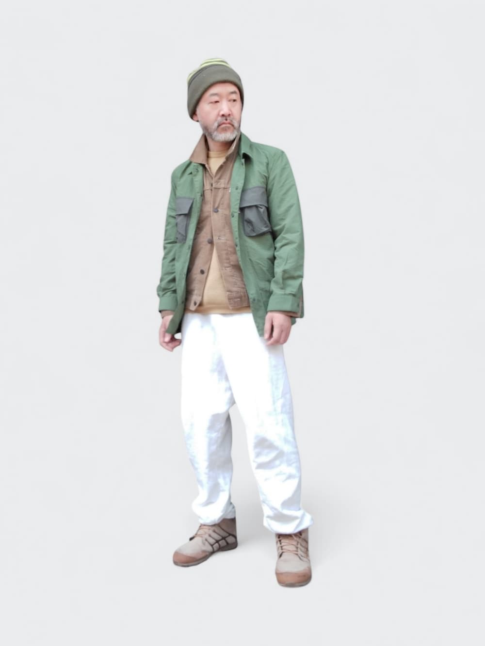 ベージュ系のスニーカー、グリーン系のシャツ/ブラウス、グリーン系のニットキャップ/ビーニーを着用したメンズの春コーディネートの3枚目の写真