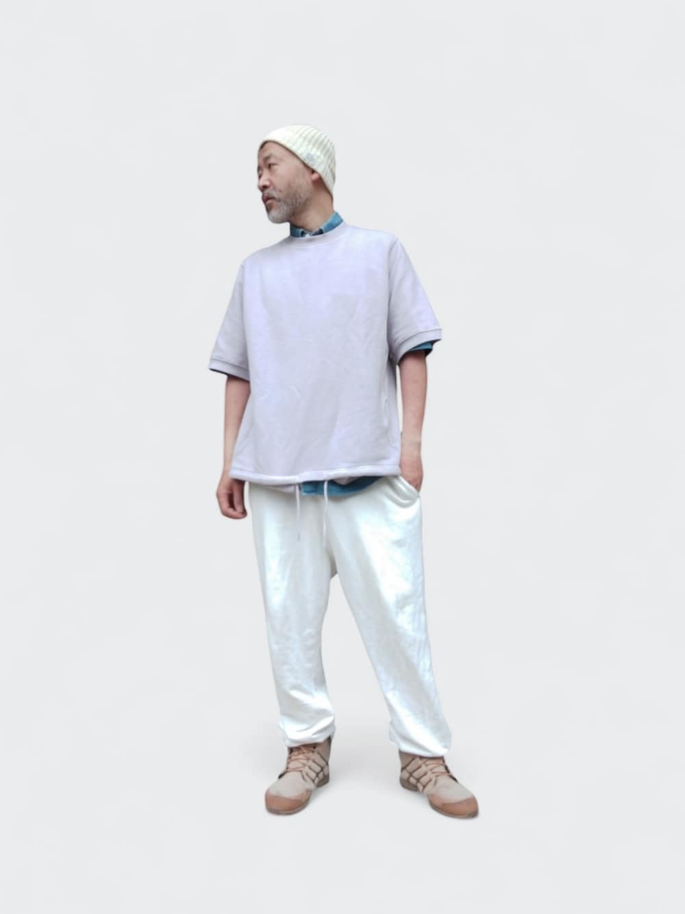 パープル系のTシャツ/カットソー、ホワイト系のスウェットパンツ、ベージュ系のスニーカーを着用したメンズの春コーディネートの4枚目の写真