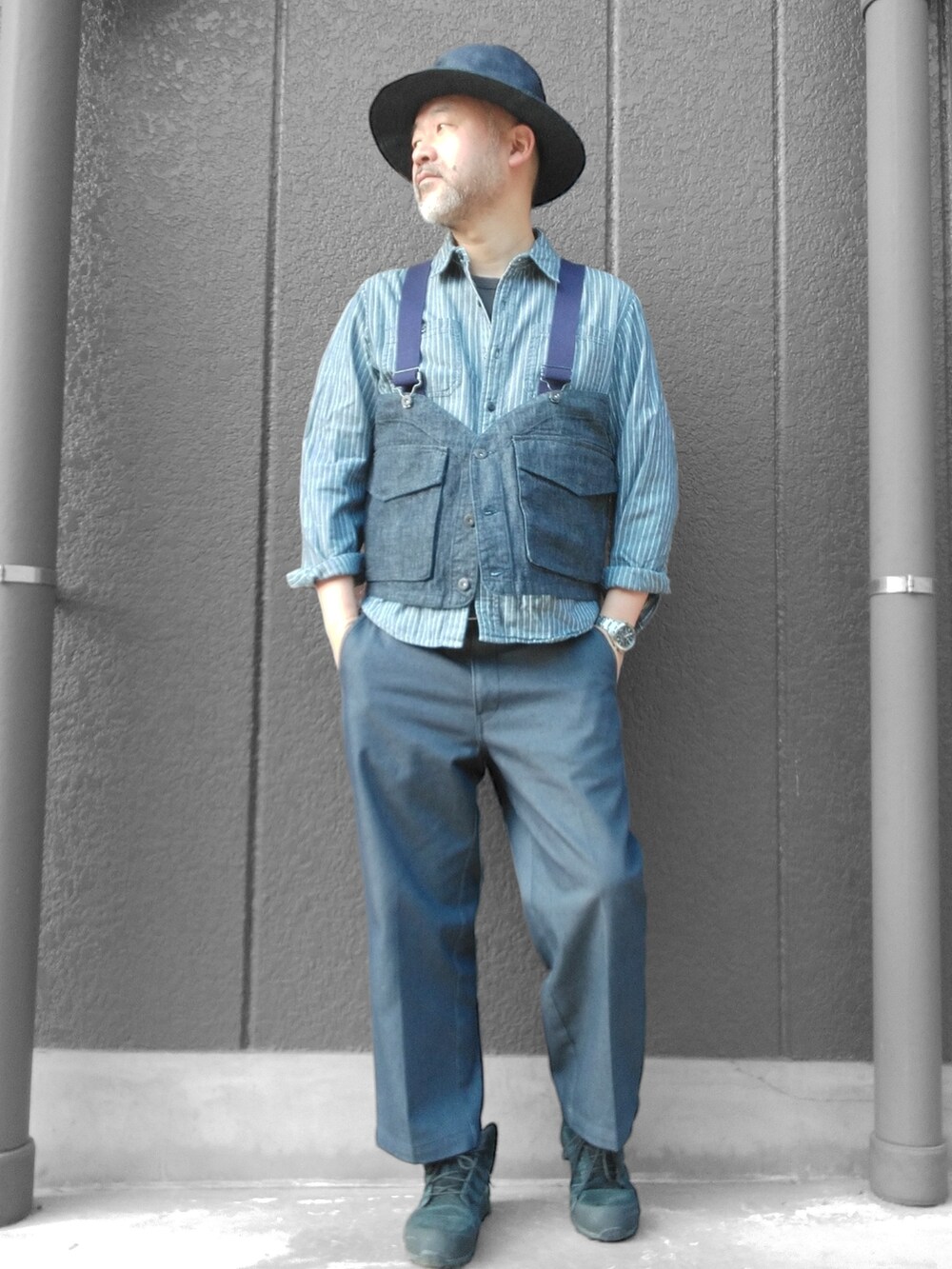 ブルー系のベスト、ブルー系のその他パンツ、ブルー系のハットを着用したメンズの春コーディネートの2枚目の写真
