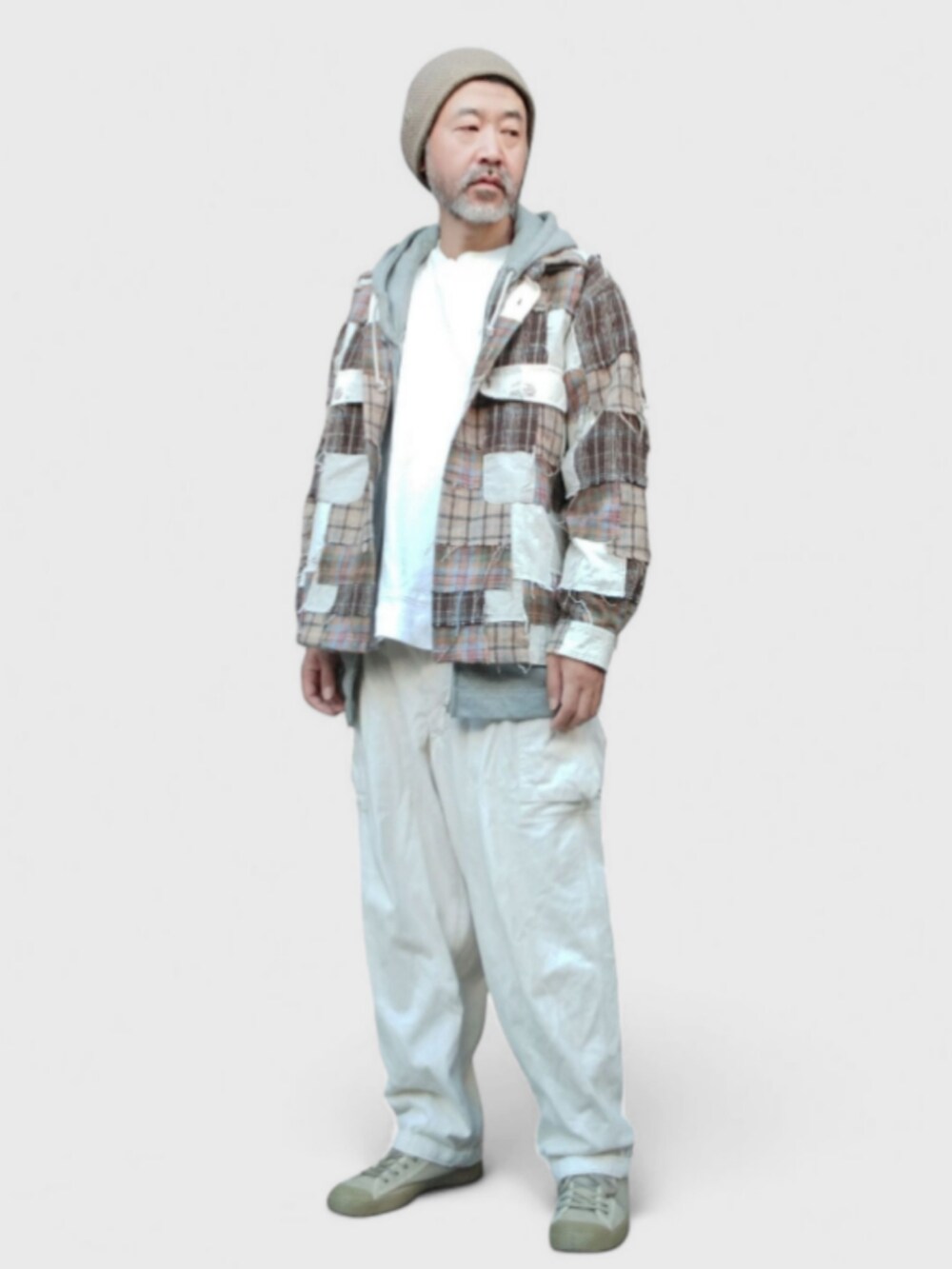 ホワイト系のカーゴパンツ、ホワイト系のスウェット、ベージュ系のシャツ/ブラウスを着用したメンズの秋コーディネートの4枚目の写真