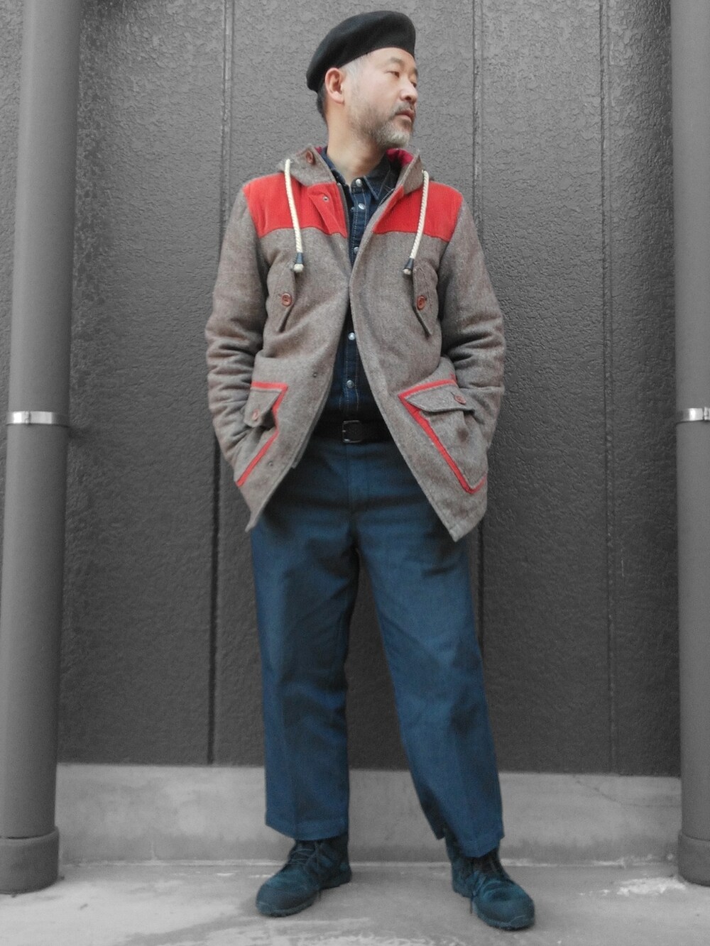 ブラック系のスニーカー、ブルー系のその他パンツ、ブラウン系のその他アウターを着用したメンズの冬コーディネートの3枚目の写真