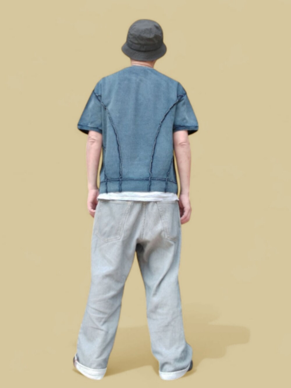 ブルー系のTシャツ/カットソー、グレー系のパンツ、ブラック系のスニーカーを着用したメンズの春コーディネートの5枚目の写真