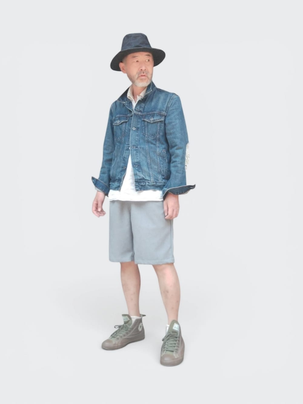 グリーン系のスニーカー、グレー系のパンツ、ブルー系のハットを着用したメンズの夏コーディネートの3枚目の写真