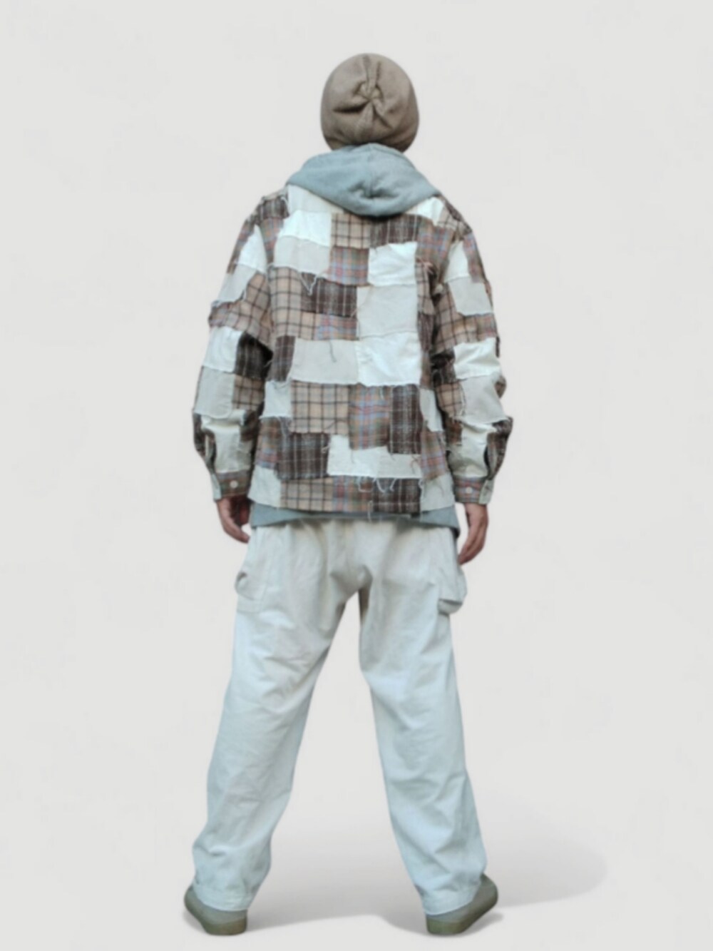 ホワイト系のカーゴパンツ、ホワイト系のスウェット、ベージュ系のシャツ/ブラウスを着用したメンズの秋コーディネートの5枚目の写真