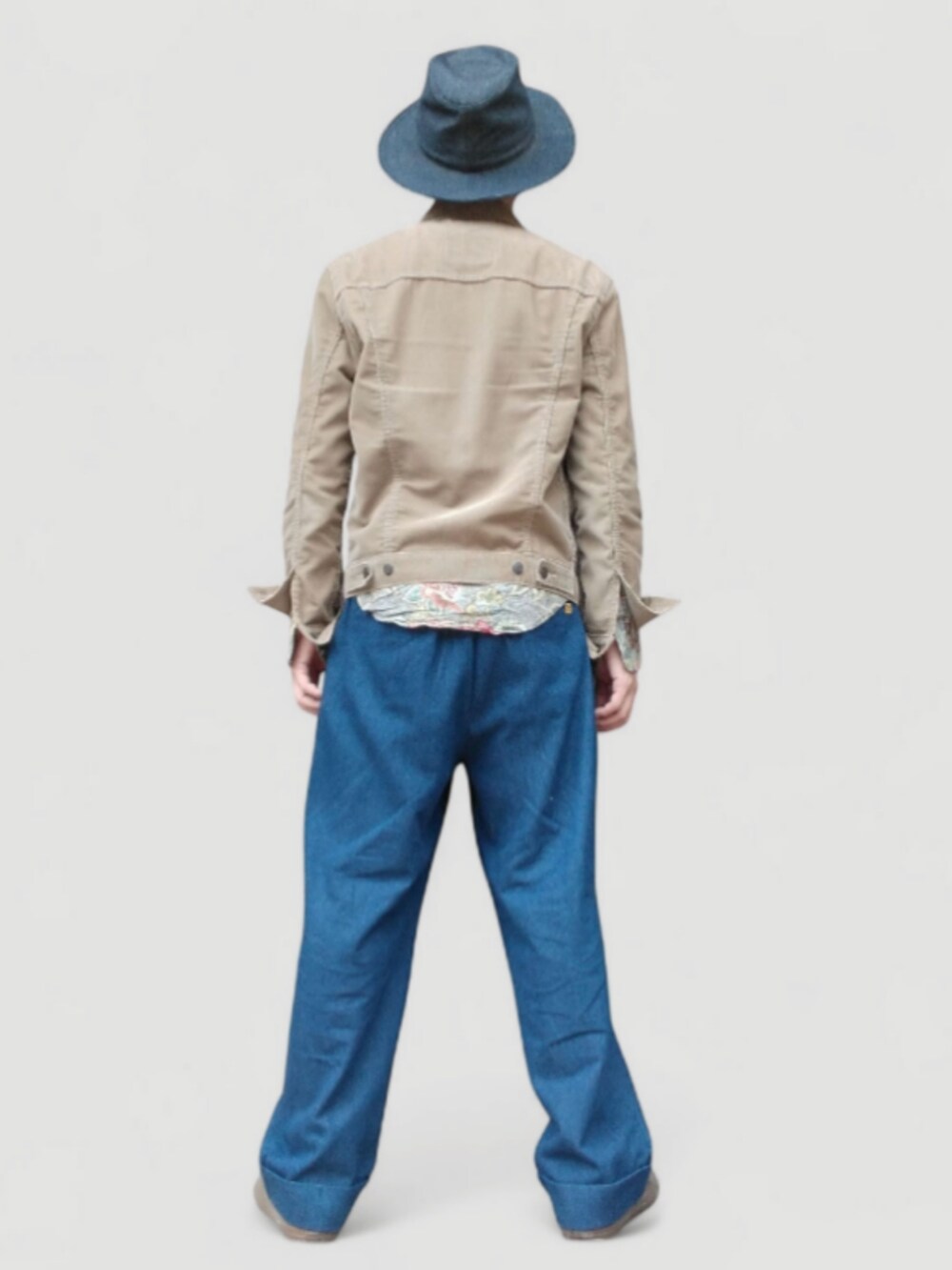 ブルー系のパンツ、グリーン系のスニーカー、ベージュ系のデニムジャケットを着用したメンズの秋コーディネートの5枚目の写真