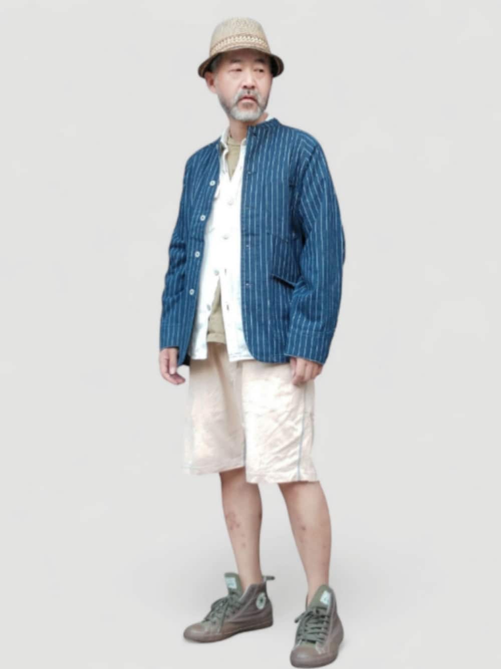 グリーン系のスニーカー、イエロー系のパンツ、ブルー系のジャケット/アウターを着用したメンズの秋コーディネートの4枚目の写真