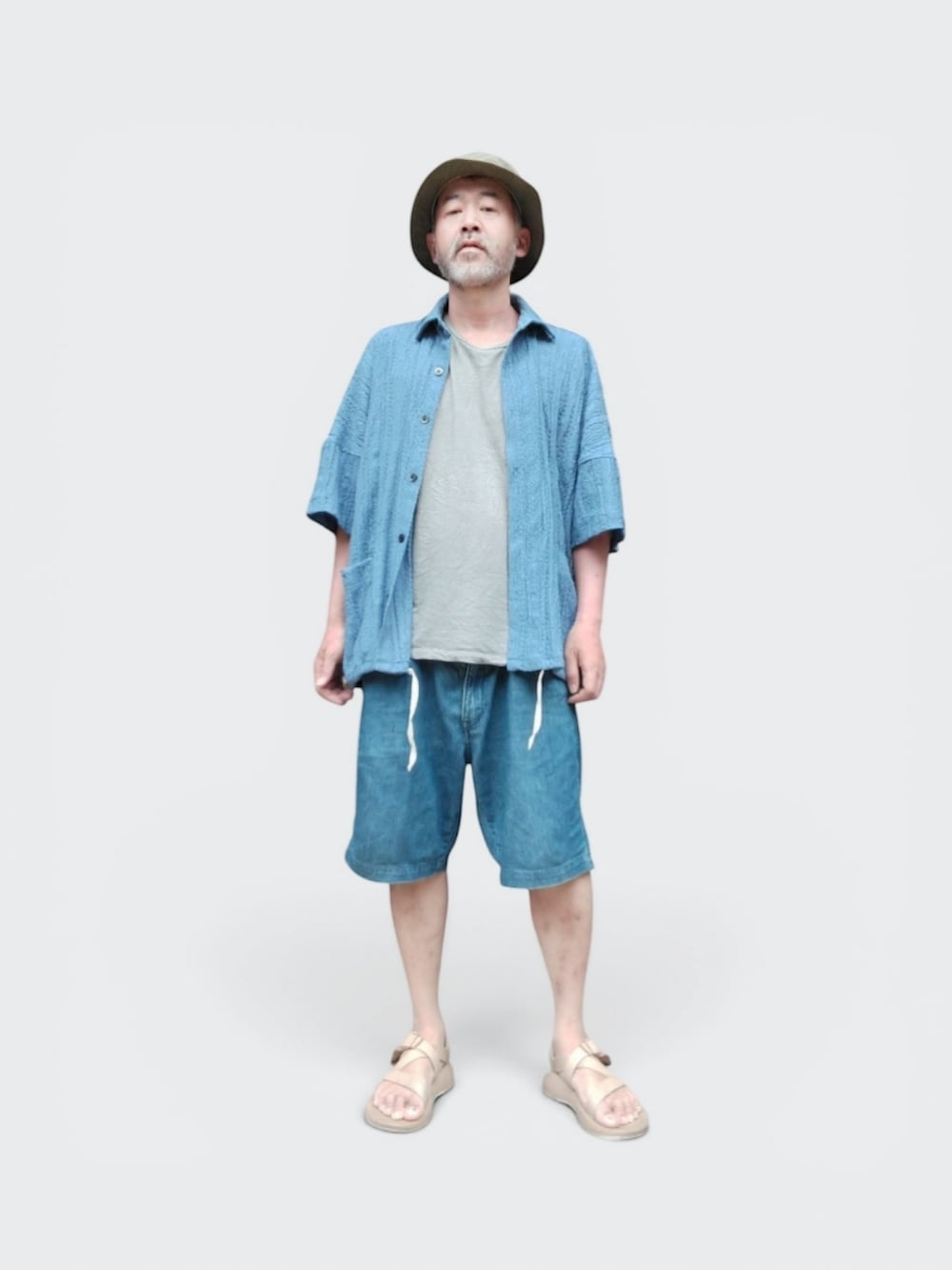 ブルー系のその他パンツ、ベージュ系のサンダル、ブルー系のシャツ/ブラウスを着用したメンズの夏コーディネートの4枚目の写真