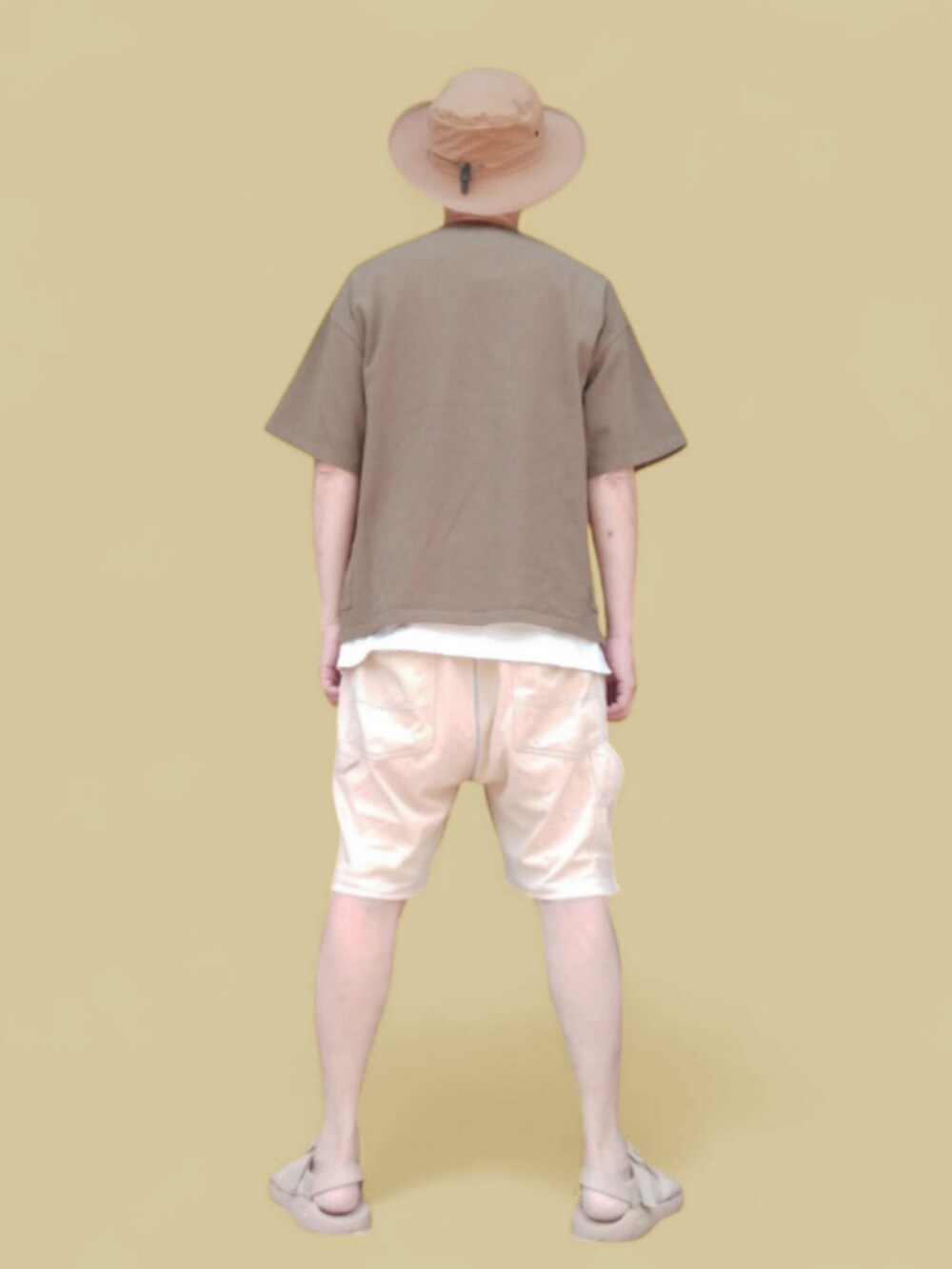 グリーン系のTシャツ/カットソー、イエロー系のパンツ、ベージュ系のサンダルを着用したメンズの夏コーディネートの4枚目の写真