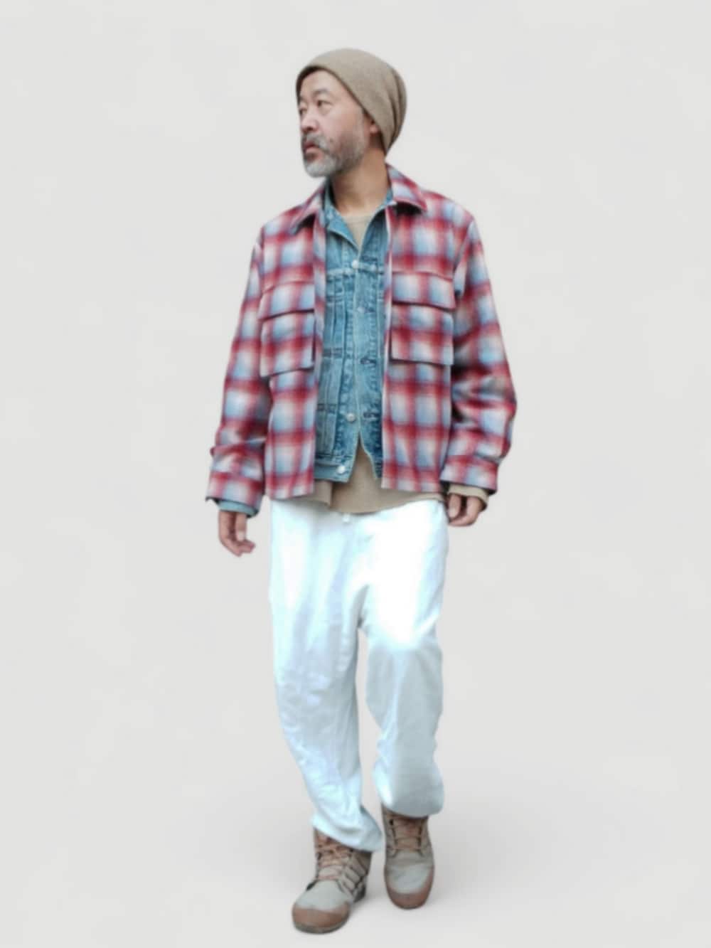 ホワイト系のスウェットパンツ、ベージュ系のスニーカー、ブルー系のデニムジャケットを着用したメンズの秋コーディネートの4枚目の写真