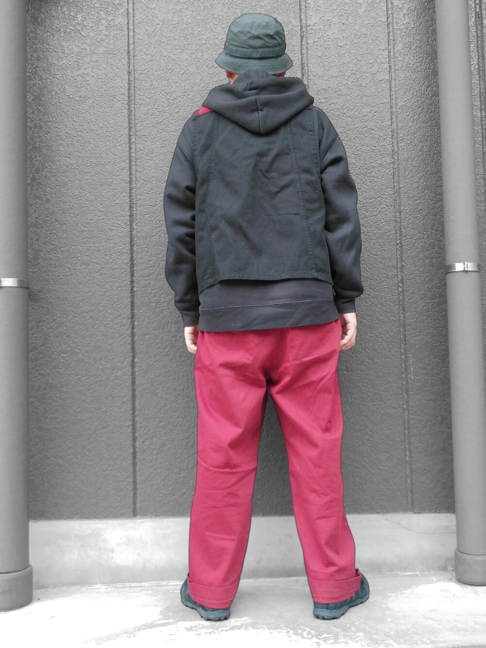 レッド系のチノパンツ、ブラック系のスニーカー、レッド系のその他アウターを着用したメンズの秋コーディネートの5枚目の写真