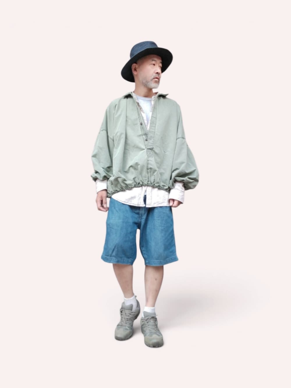 グリーン系のスニーカー、ブルー系のその他パンツ、グリーン系のシャツ/ブラウスを着用したメンズの秋コーディネートの2枚目の写真