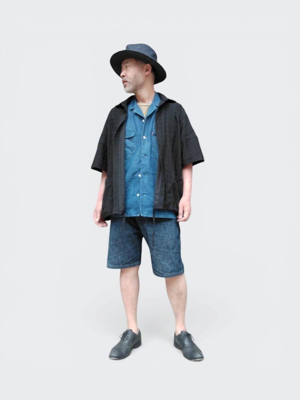 ブルー系のデニムパンツ、ブラック系のシャツ/ブラウス、ブルー系のシャツ/ブラウスを着用したメンズの夏コーディネートの4枚目の写真