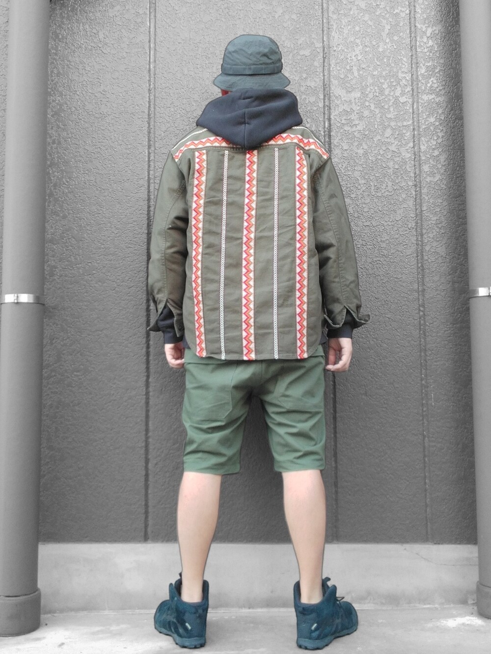 グリーン系のシャツ/ブラウス、ブラック系のパーカー、グリーン系のその他パンツを着用したメンズの秋コーディネートの5枚目の写真