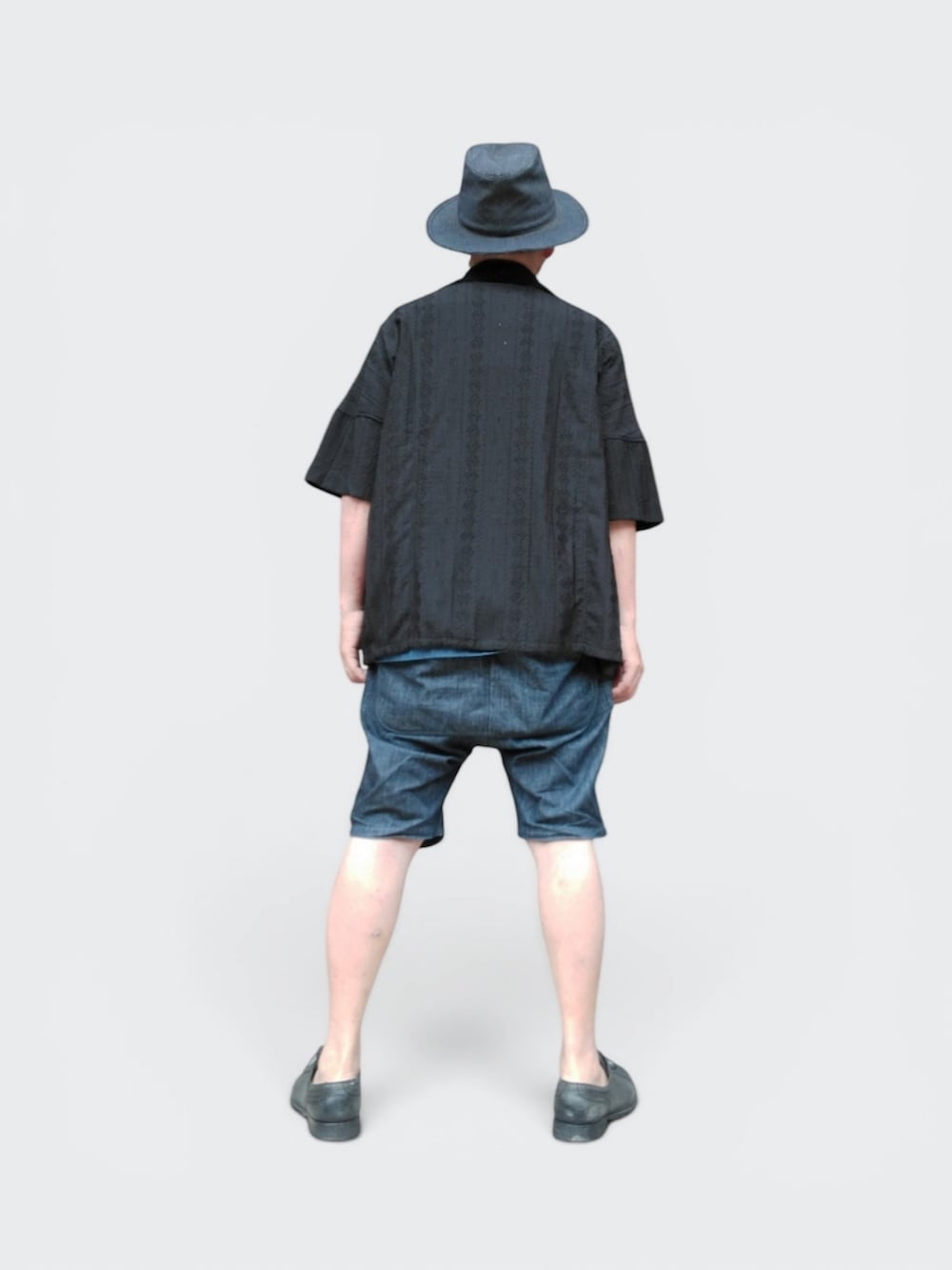 ブルー系のデニムパンツ、ブラック系のシャツ/ブラウス、ブルー系のシャツ/ブラウスを着用したメンズの夏コーディネートの5枚目の写真