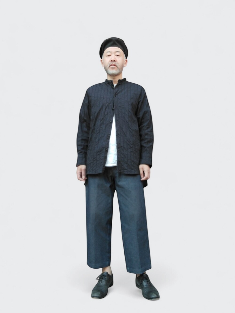 ブルー系のその他パンツ、ブラック系のシャツ/ブラウス、ブラック系のハンチング/ベレー帽を着用したメンズの冬コーディネートの4枚目の写真