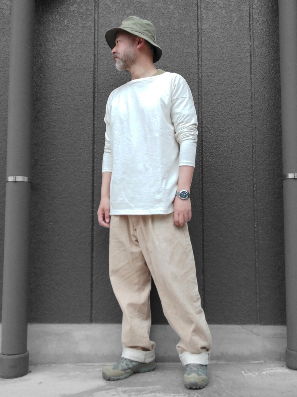 ベージュ系のデニムパンツ、グリーン系のスニーカー、ホワイト系のTシャツ/カットソーを着用したメンズの春コーディネートの4枚目の写真