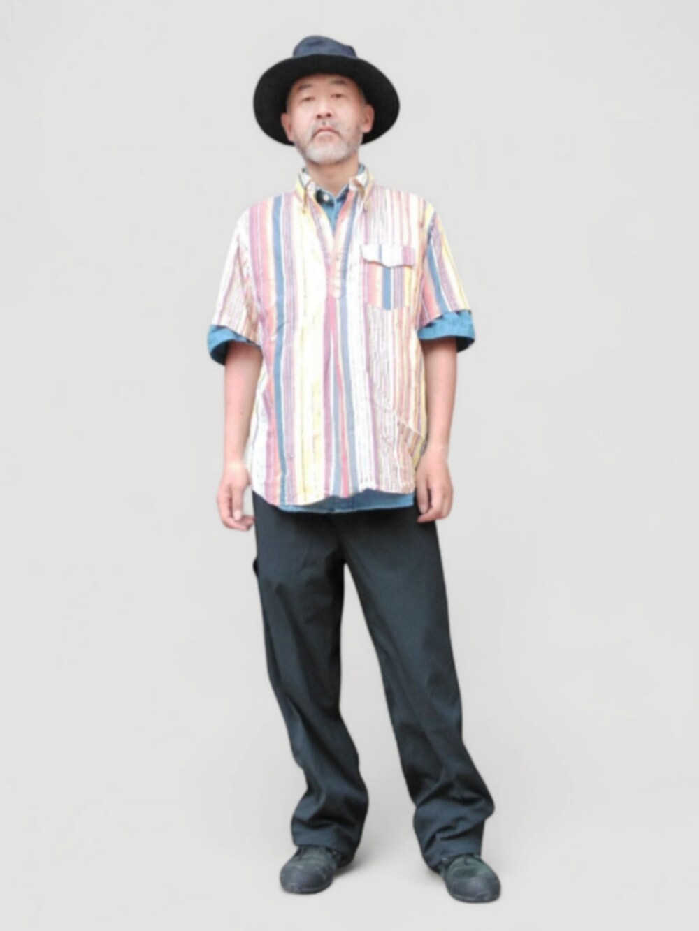 ブルー系のパンツ、ブラック系のスニーカー、その他のシャツ/ブラウスを着用したメンズの秋コーディネートの2枚目の写真