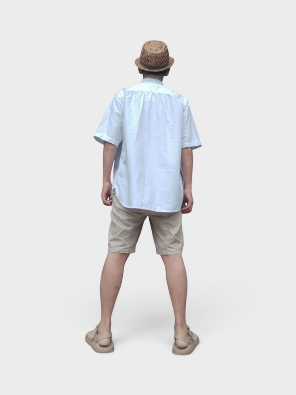 ベージュ系のその他パンツ、ベージュ系のサンダル、ホワイト系のシャツ/ブラウスを着用したメンズの夏コーディネートの5枚目の写真