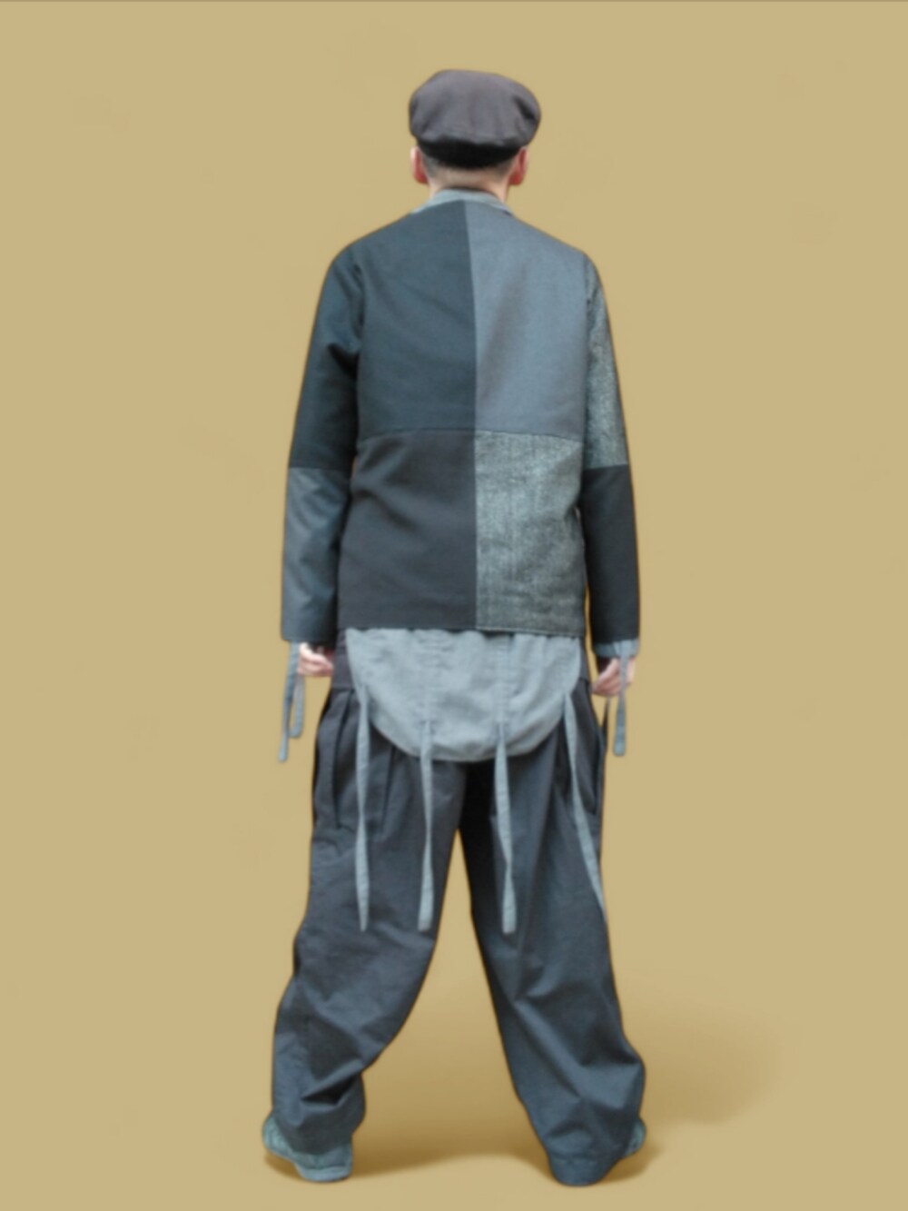 ブラック系のカーゴパンツ、ブラック系のノーカラージャケット、グレー系のシャツ/ブラウスを着用したメンズの冬コーディネートの5枚目の写真