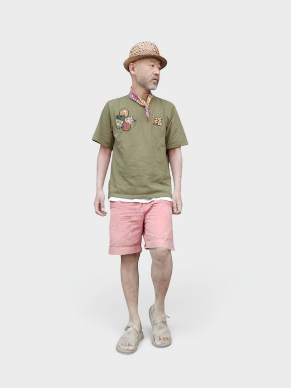 ベージュ系のサンダル、ピンク系のその他パンツ、グリーン系のTシャツ/カットソーを着用したメンズの夏コーディネートの4枚目の写真