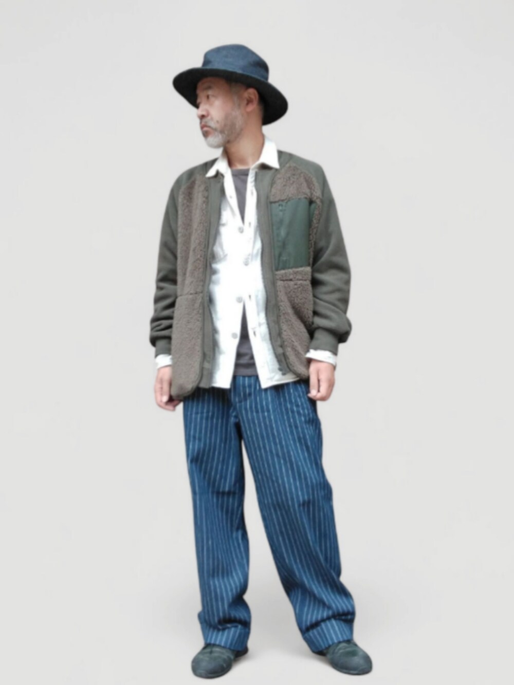 ホワイト系のシャツ/ブラウス、ブルー系のパンツ、ブラック系のスニーカーを着用したメンズの秋コーディネートの2枚目の写真