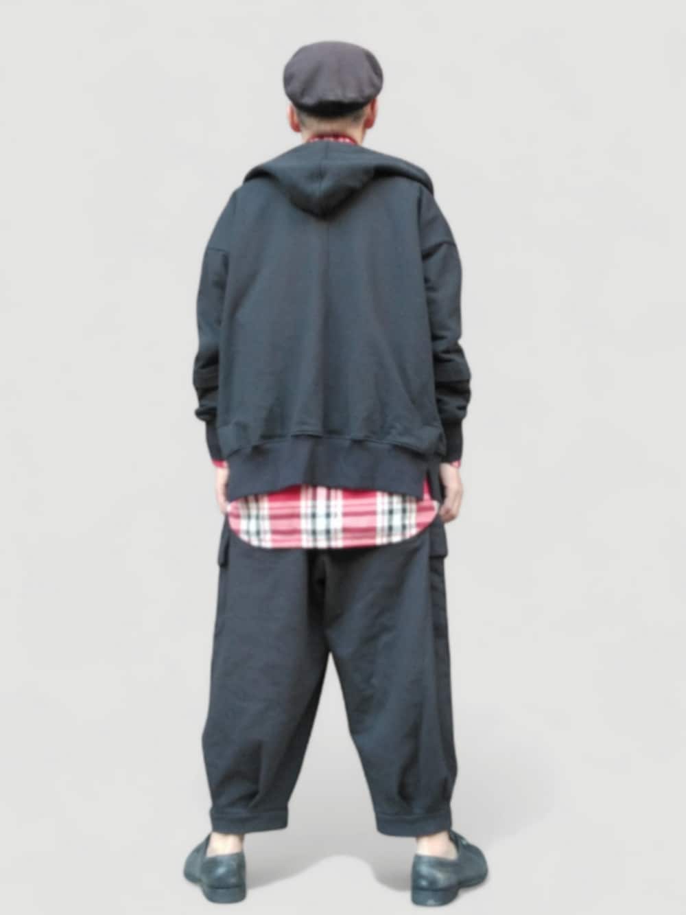 ブラック系のスウェットパンツ、ブラック系のパーカー、ブラック系のハンチング/ベレー帽を着用したメンズの冬コーディネートの5枚目の写真