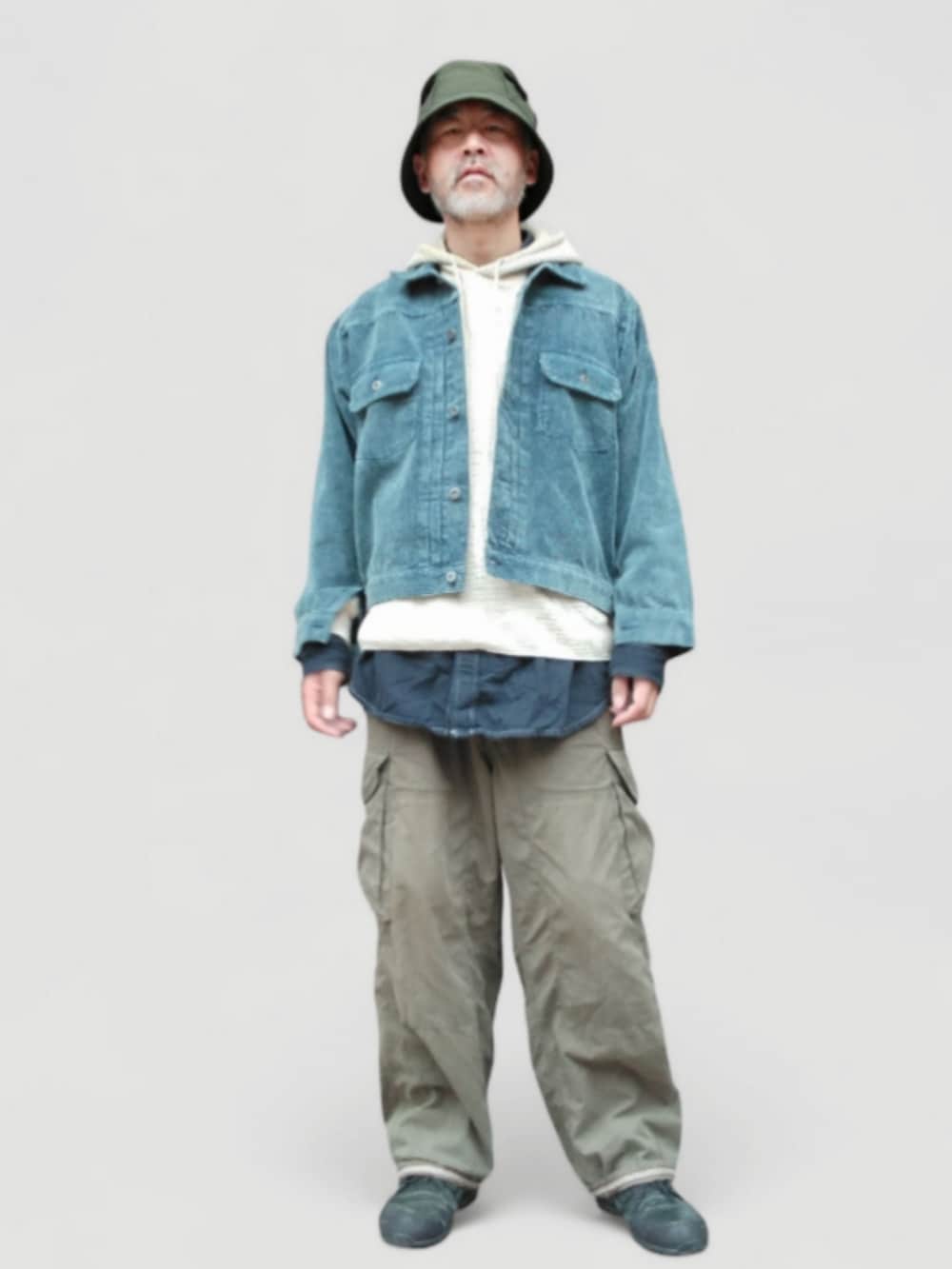 グリーン系のカーゴパンツ、ブラック系のスニーカー、ブルー系のジャケット/アウターを着用したメンズの秋コーディネートの2枚目の写真