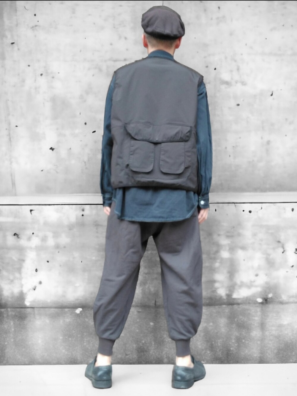 ブラック系のシャツ/ブラウス、ブラック系のベスト、ブラック系のスウェットパンツを着用したメンズの春コーディネートの5枚目の写真